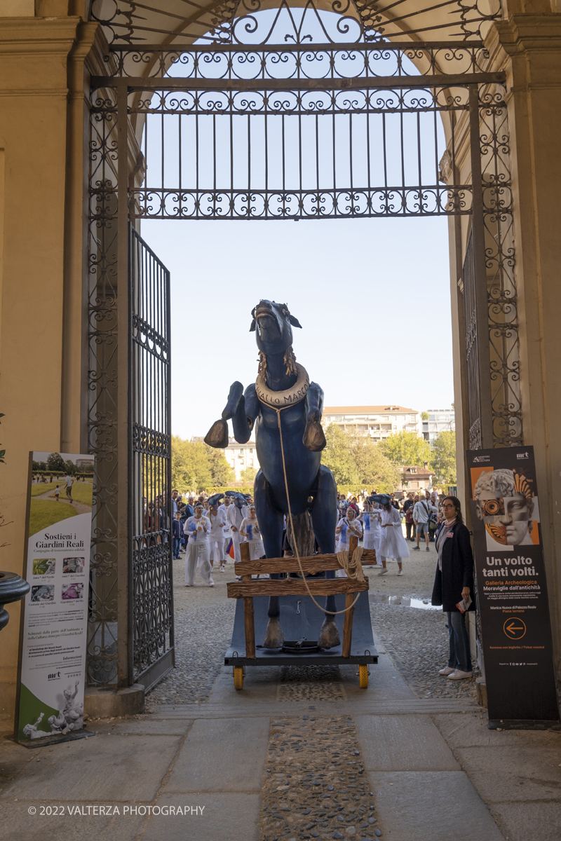 DSCF8333 (1).jpg - 02/10/2022. Torino. Una grande inaugurazione della 29Â° edizione di Incanti â€“ Rassegna Internazionale di Teatro di Figura un giocoso Saturnale animale, a partire dallâ€™immagine di Marco Cavallo, omaggio a Giuliano Scabia. Simbolo della libertÃ  e della chiusura dei manicomi, il progetto Marco Cavallo nacque nel manicomio di Trieste, nel 1973, sotto le direttive di Franco Basaglia. Nella foto un momento dell'evento svoltosi nei giardini reali e nella piazzetta reale